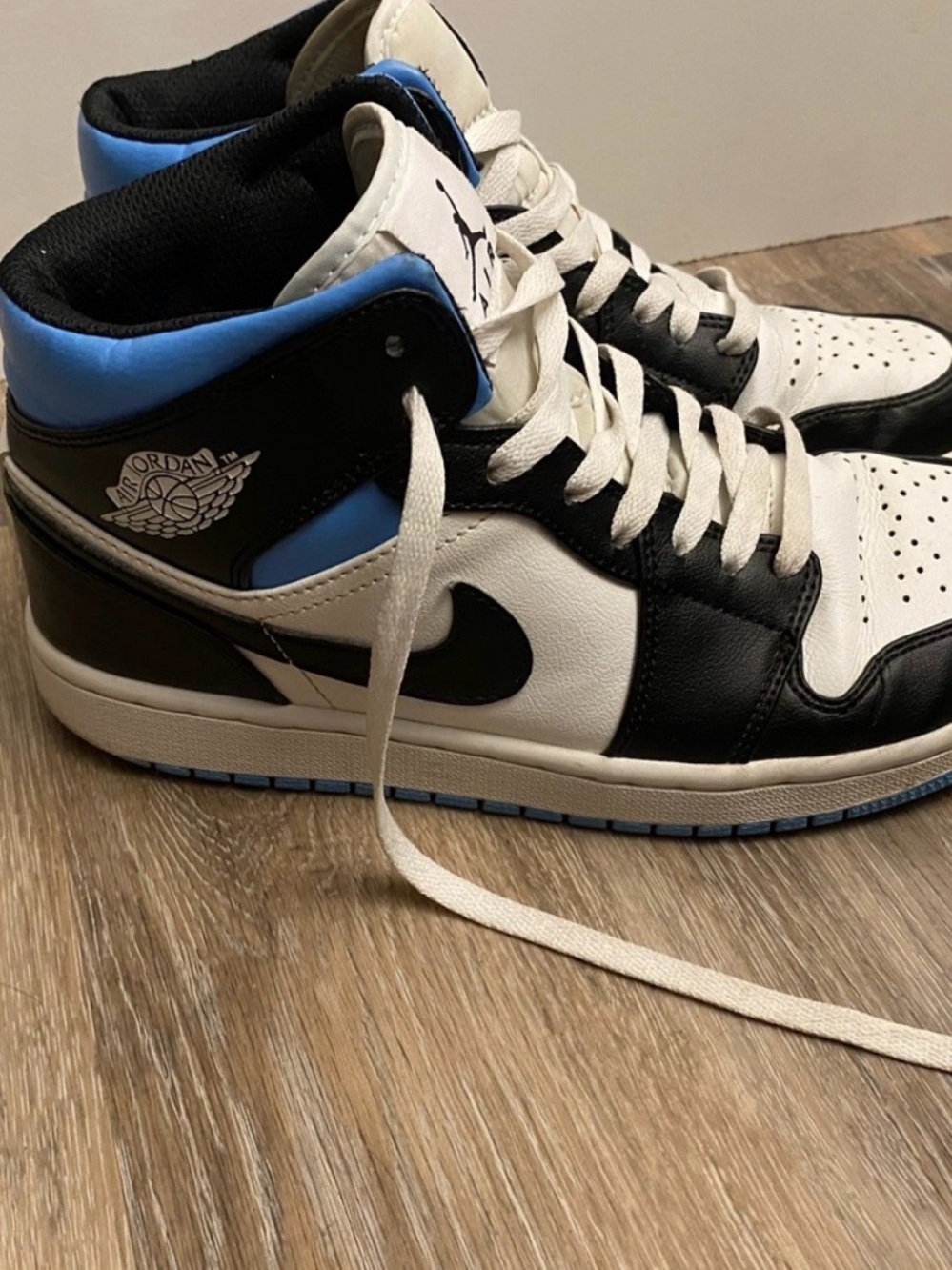AIR JORDAN 1 MID University Blue UNC Black White Women 9.5 BQ6472-102